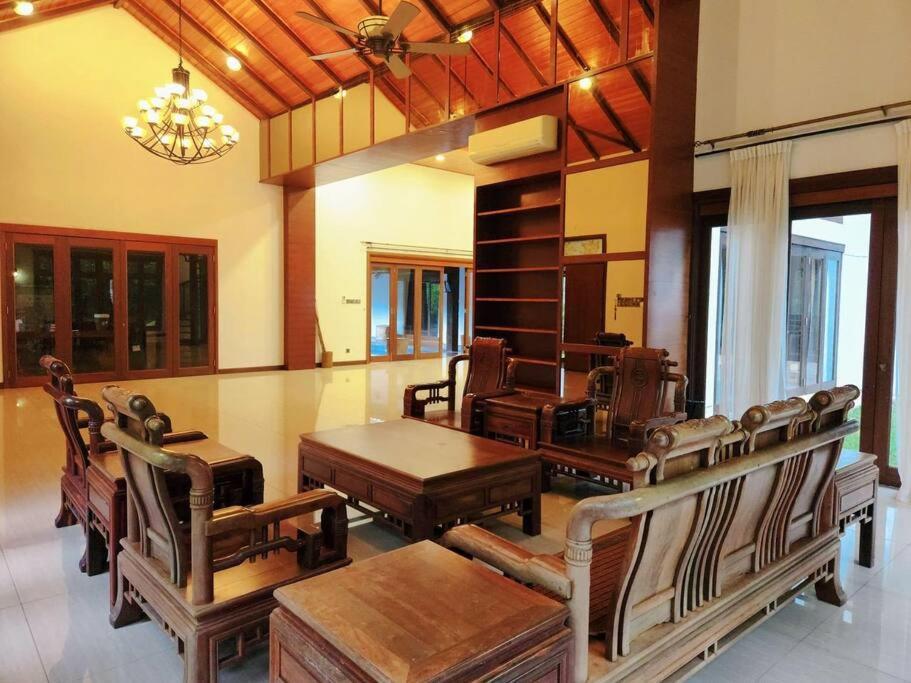 Meru Valley Golf Resortthe Rock Forest Retreat Pool/5br/20pax/events Vila